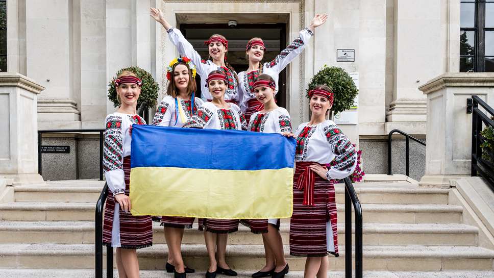 Ukrainian Independence Day group with flag (cropped)