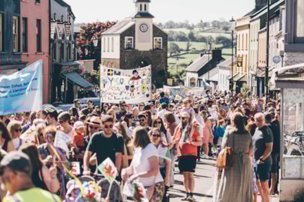 Plant ysgolion Sir Benfro yn ymuno â chanŵn yn y datganiad Eisteddfod yn Narberth