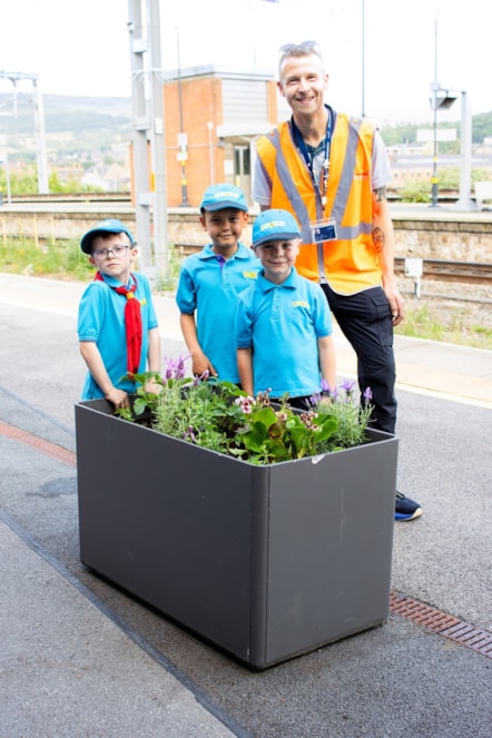 Beaver Scouts boost biodiversity at Stalybridge station-2