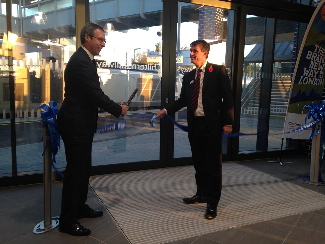 Chiltern Railways and Network Rail open new rail line connecting Oxford and London - 1: Martin Frobisher from Network Rail and Rob Brighouse of Chiltern Railways officially open Oxford Parkway station. 

Chiltern Railways launches its new services into London Marylebone, connecting Oxford with the capital, following a unique £320m investment by the franchise operator and Network Rail.