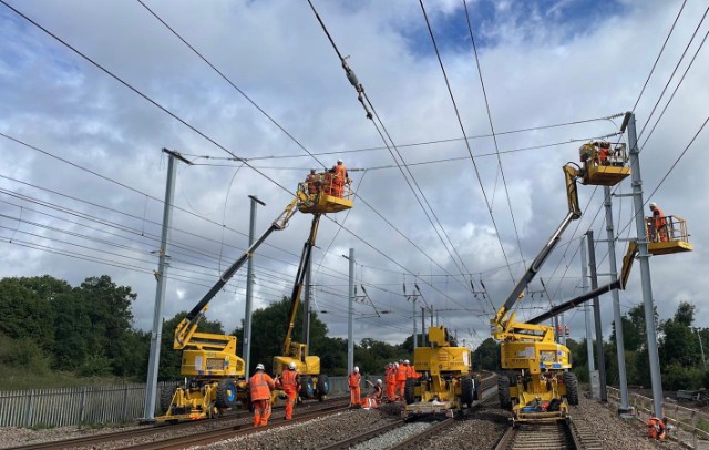 Engineers installing overhead lines as part of the Midland Mainline Upgrade, Network Rail: Engineers installing overhead lines as part of the Midland Mainline Upgrade, Network Rail