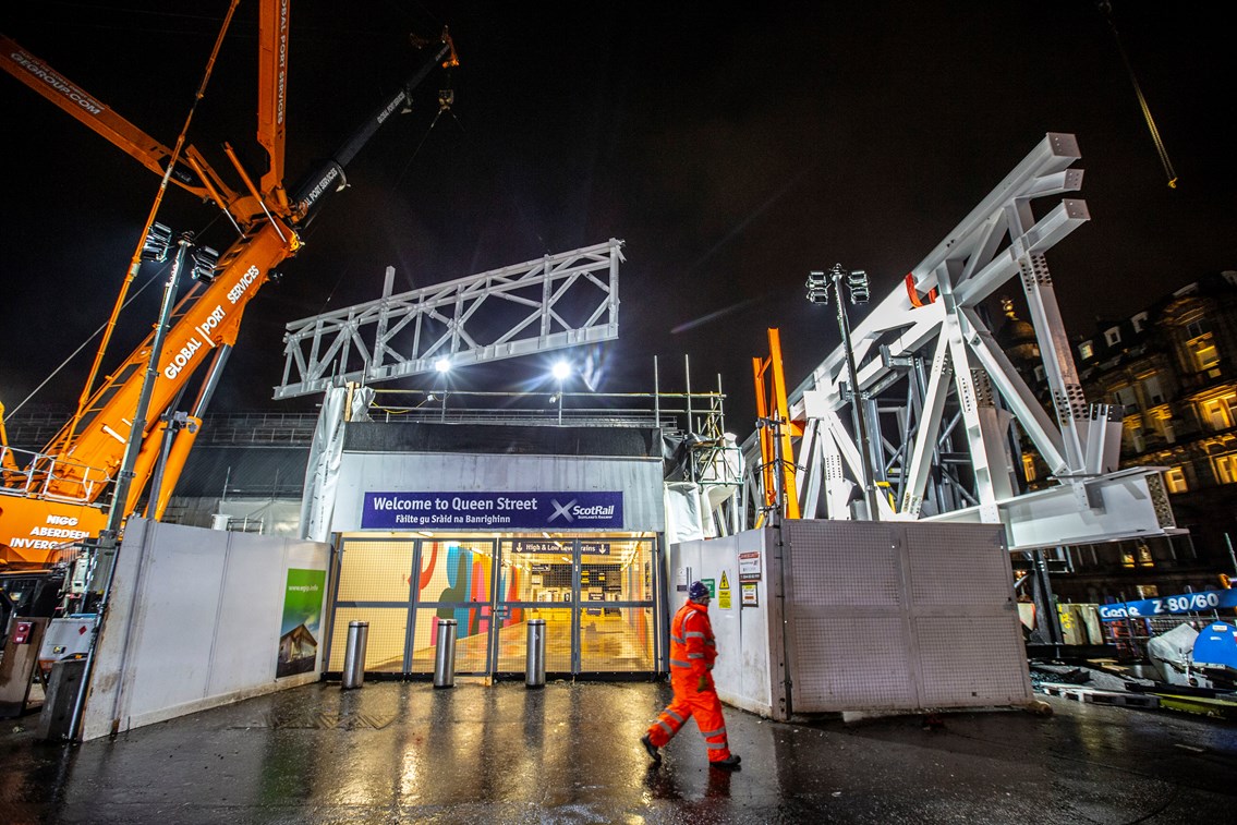 Big lift for Queen Street as structural steelwork begins: Peter Devlin - QueenStCraneLift 7