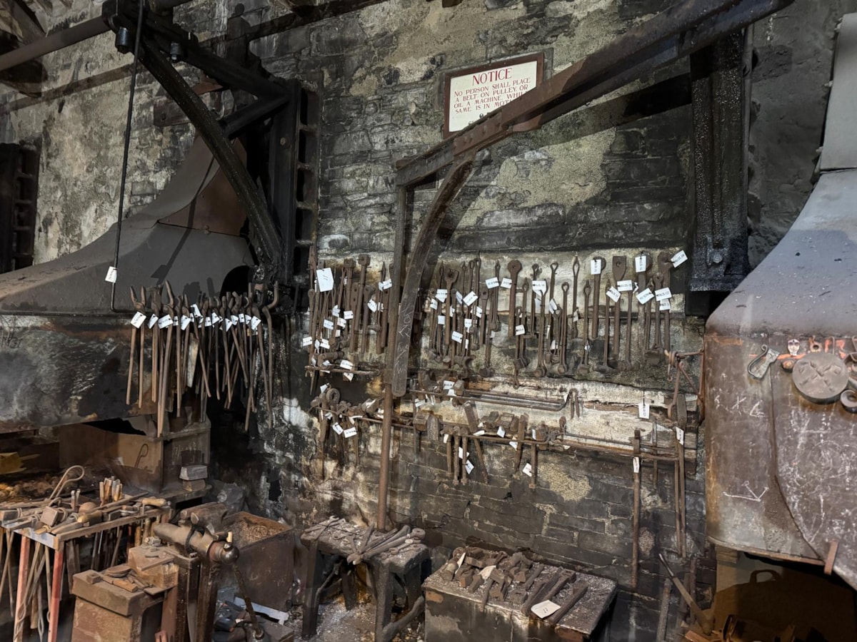 Itemau wedi'u labelu yn y Ffowndri yn Amgueddfa Lechi Cymru.