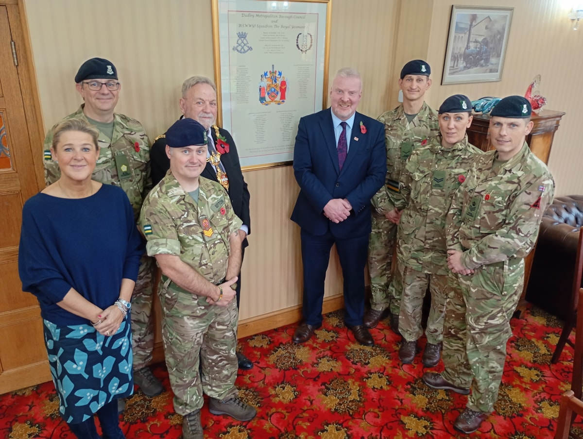 Artist Clare Donegan BEM, Maj JP Astley DL, Mayor of Dudley Cllr Pee Lee, Armed Forces Champion, Cllr Damian Corfield and members of B (SWWY) Squadron, The Royal Yeomanry & a copy of their Freedom of the Borough scroll