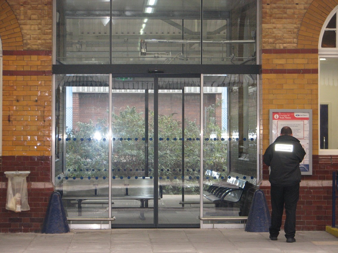 Platform 3 waiting room: The new waiting room constructed between two existing buildings on platform 3.