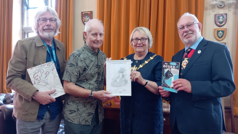 Round Oak steelworker gifts artwork to Mayor (cropped)