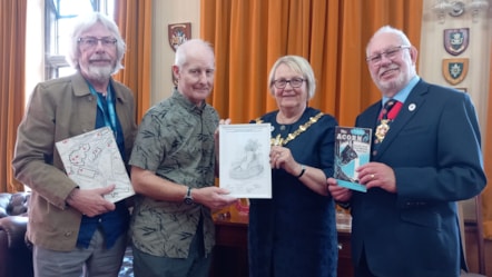 Round Oak steelworker gifts artwork to Mayor (cropped)