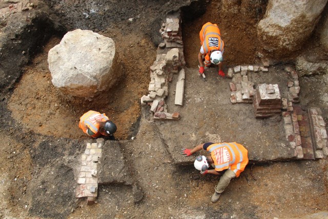 Archaeologists excavate the remains of building foundations at Holborn Viaduct ©MOLA