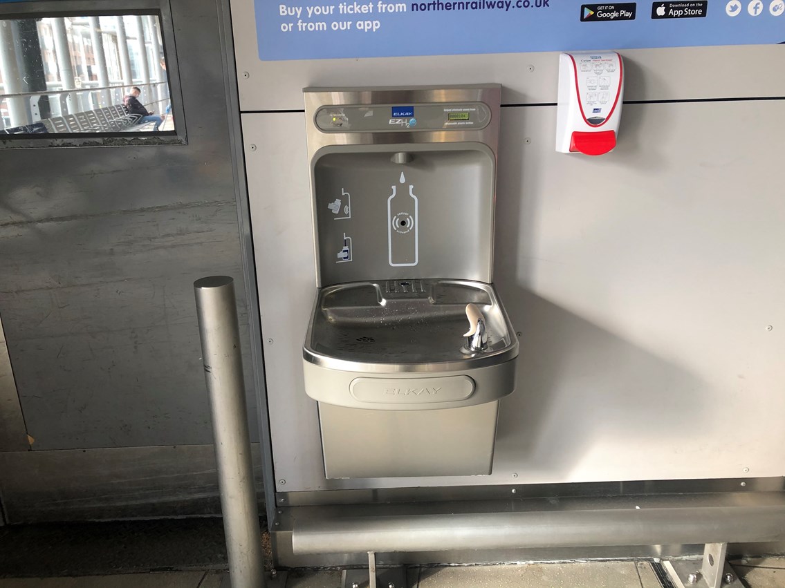 Passengers take on plastic pollution at Leeds railway station: Passengers take on plastic pollution at Leeds railway station