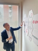 Enrico Bartoli - CEO Sodexo Italia - Appone la targa a Spazio Libellula: Enrico Bartoli - CEO Sodexo Italia - Appone la targa a Spazio Libellula
