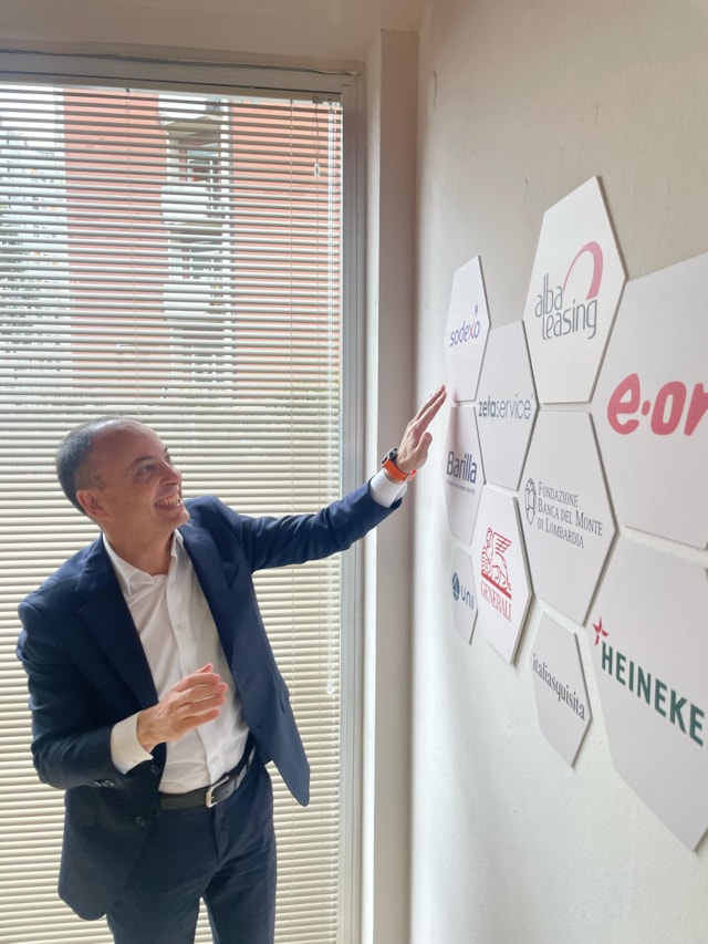 Enrico Bartoli - CEO Sodexo Italia - Appone la targa a Spazio Libellula