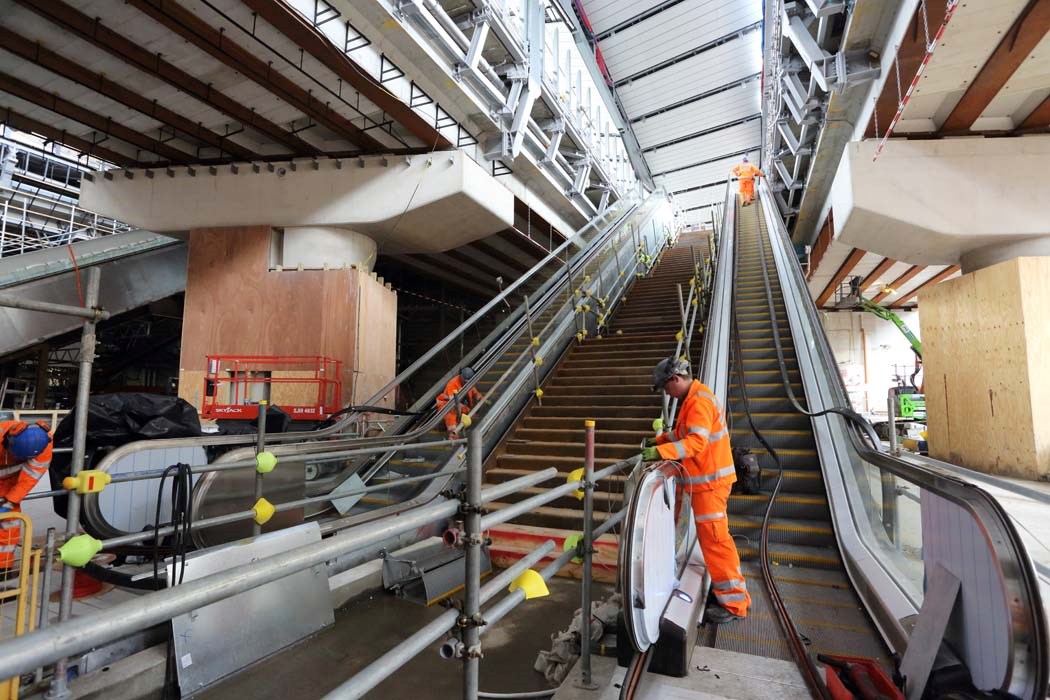 New escalators LBG: Two new escalators are installed in the final section of the new, street-level concourse at London Bridge, due to open in January 2018.