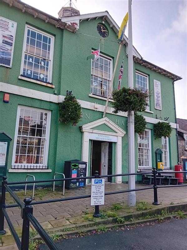 Fishguard Town Hall - Neuadd y Dref Abergwaun