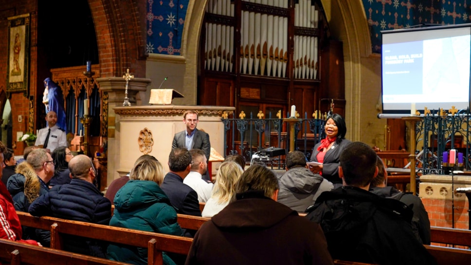 Cllr Fajana-Thomas addresses the Love Finsbury Park community meeting