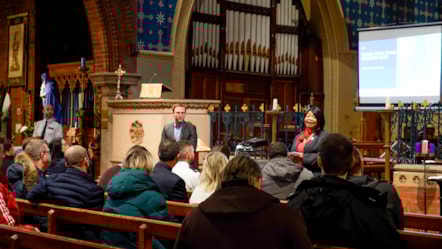 Cllr Fajana-Thomas addresses the Love Finsbury Park community meeting
