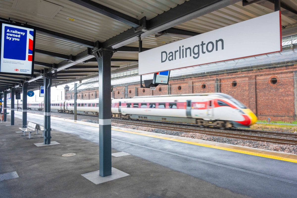LNER Azuma passing the new platform at Darlington Stations