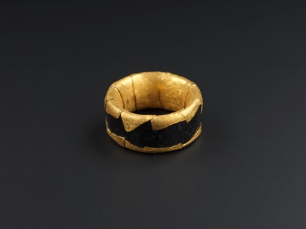 Ring of black marble wrapped in 22 carat gold, Itō Kazuhiro, 1980, ©Itō Kazuhiro. Image © National Museums Scotland