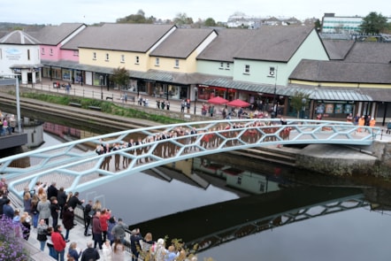 Mae pont newydd yn agor 9