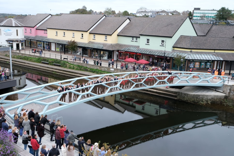 Mae pont newydd yn agor 9
