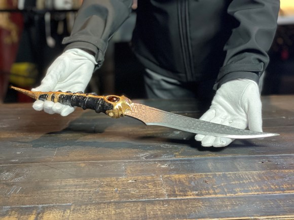 PRESS RELEASE: Iconic dagger shared in Game of Thrones successor series House of The Dragon on display at Game of Thrones Studio Tour: Catspaw Dagger 1