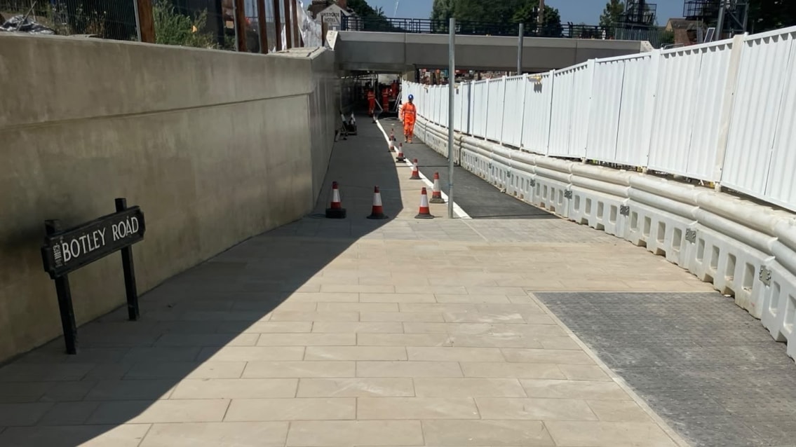 New wider walkway opens at Botley Road in Oxford: new southern walkway