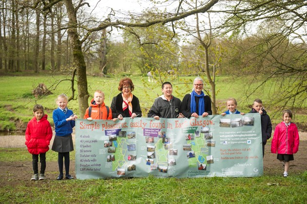 East Glasgow park photography project: Photo caption: Children from St Catherine’s Primary School, Croftcroighn Primary School, Avenue End Primary School and Cranhill Primary School, as well as (left to right) Bailie Liz Cameron, Chair of Glasgow’s Green 2015 from Glasgow City Council, and Theresa Kewell , SNH Communications Officer.