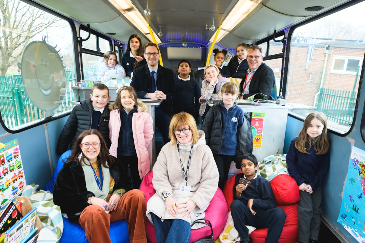 Darren Jones MP (left) joins First Bus West of England Managing Director Doug Claringbold, Co Chair of Governors Ciara Mullan (centre), Deputy Head teacher Julie Barlow, and pupils at Blaise School in Bristol @JonCraig Photos