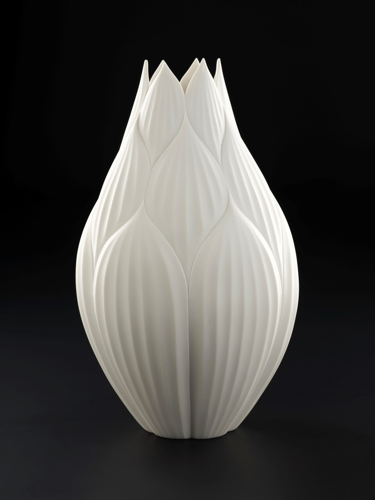 Lotus blossom vase, Wakasugi Seiko, 2019, ©Wakasugi Seiko. Image © National Museums Scotland.