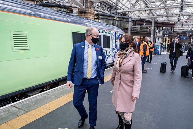 Trudy Harrison MP with Network Rail chief executive Andrew Haines in front of Porterbrook's HydroFLEX train at Glasgow Central this afternoon (09/11/21)