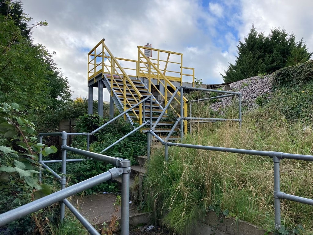 Jamaica Road level crossing before new fencing was installed