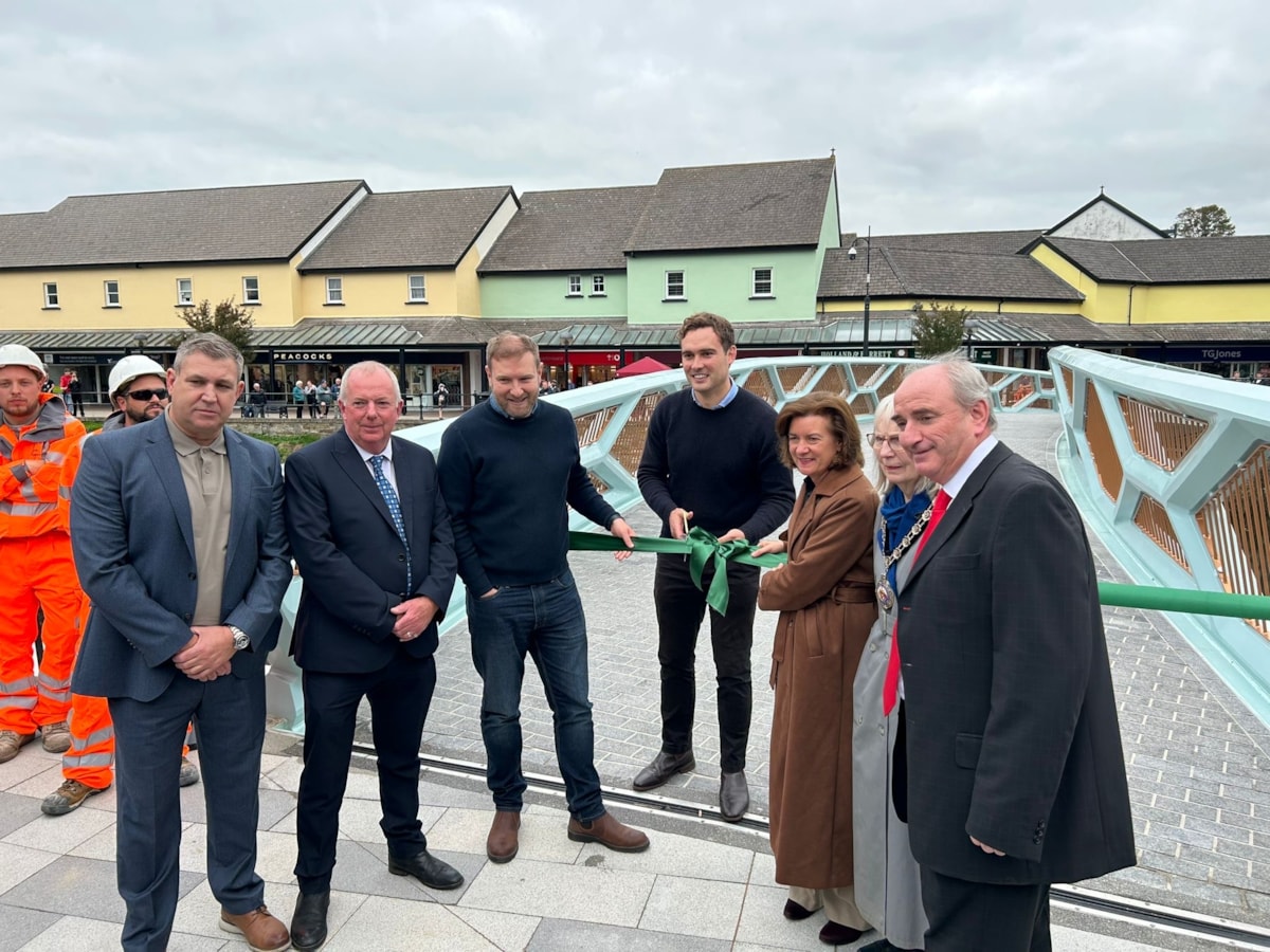 Bridge opening 1 - Agoriad y bont 1.