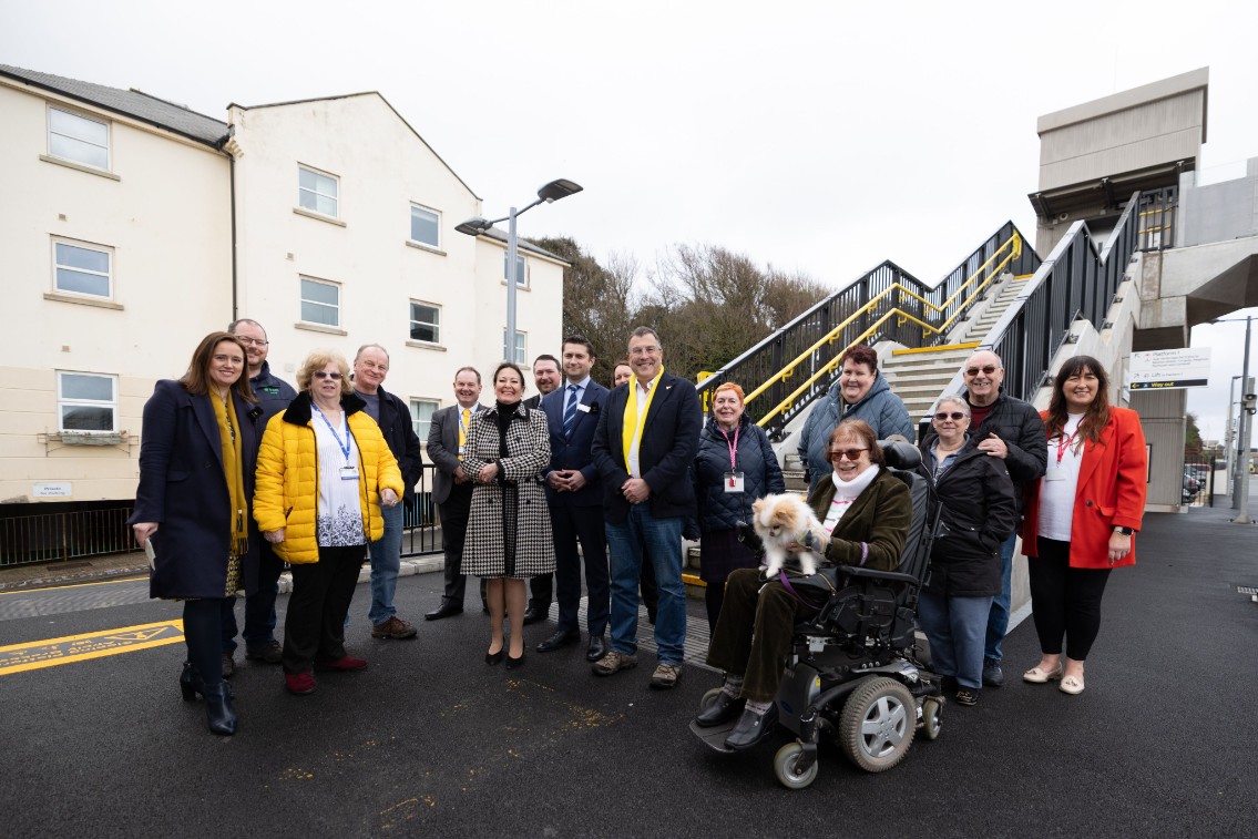 Anne Marie Morris MP cuts the ribbon on the new footbridge at Dawlish station. Credit: CoastCams.com