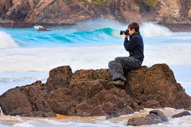 Photographer capturing a seascape near Mangersta, Isle of Lewis, Western Isles Area.©Lorne Gill/SNH: Photographer capturing a seascape near Mangersta, Isle of Lewis, Western Isles Area.©Lorne Gill/SNH