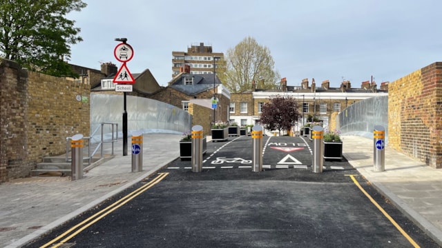 Job done in Dalston: bridge for pedestrians and cyclists reopened: The reopened Kingsbury Road bridge