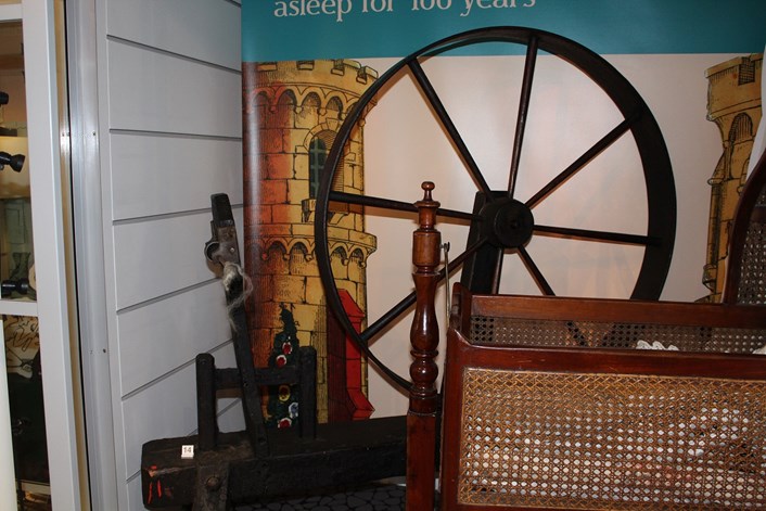 Object of the week- vintage spinning wheel: 001.jpg