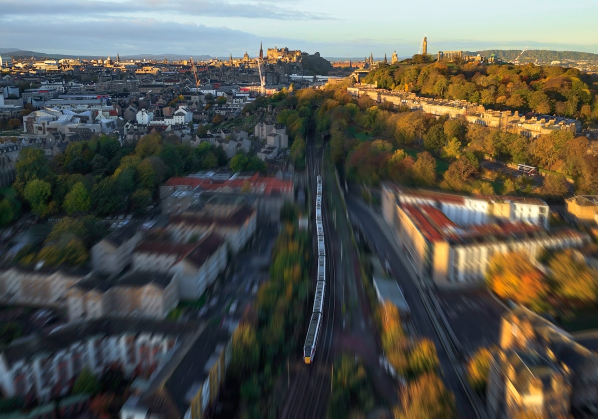 LNER AZUMA LEAVING EDINBURGH WAVERLEY STATION-2