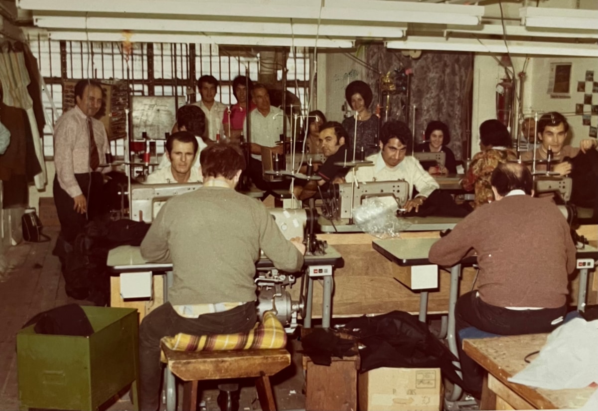 Ibrahim Kozan (centre) working at Ferris Fashion, Aldgate.  Image courtesy of Ibrahim Kozan.