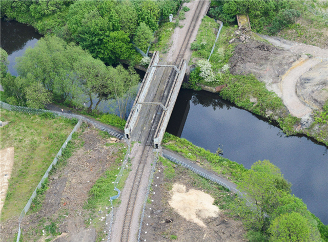 Major upgrade to railway bridge in Sheffield means temporary changes to towpath: Aerial view of Halfpenny bridge