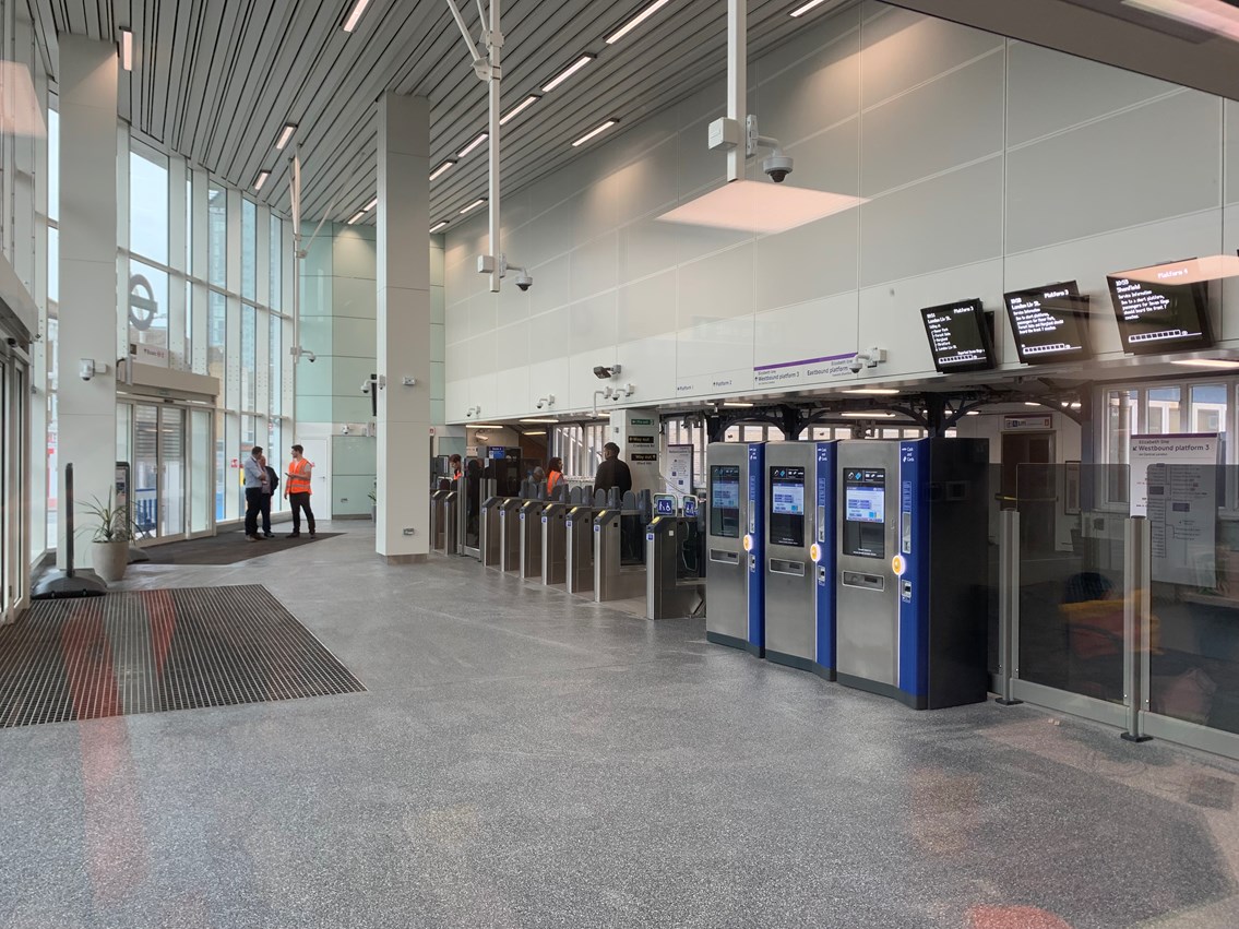 Ilford Station entrance hall-2