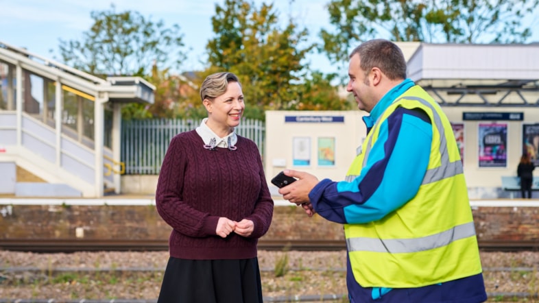 South Eastern Railway welcomes rising customer trust as integrated railway model shows how Great British Railways will deliver for passengers: member of staff with passenger