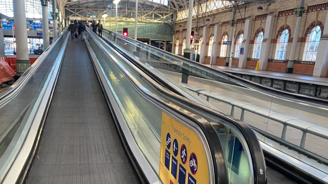 Manchester Piccadilly travelator closed for urgent repairs: Travelator - Manchester Piccadilly