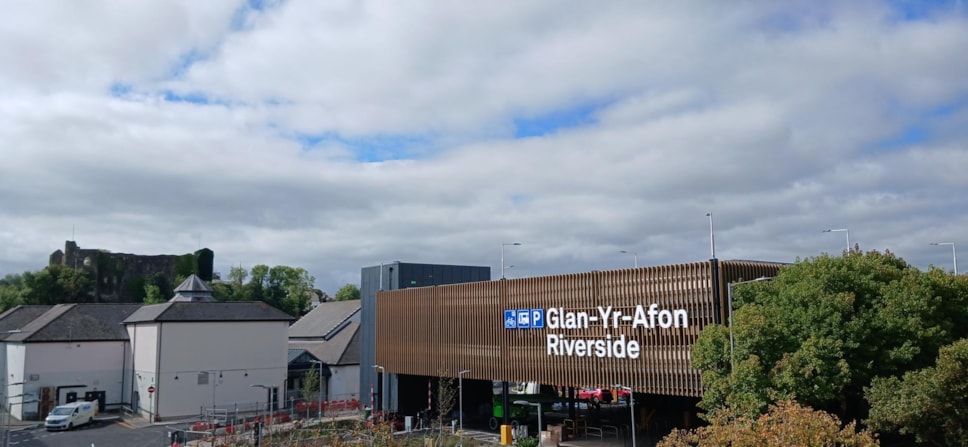 Glan yr afon Riverside HPTI