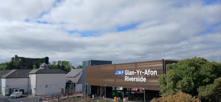 Glan yr afon Riverside HPTI