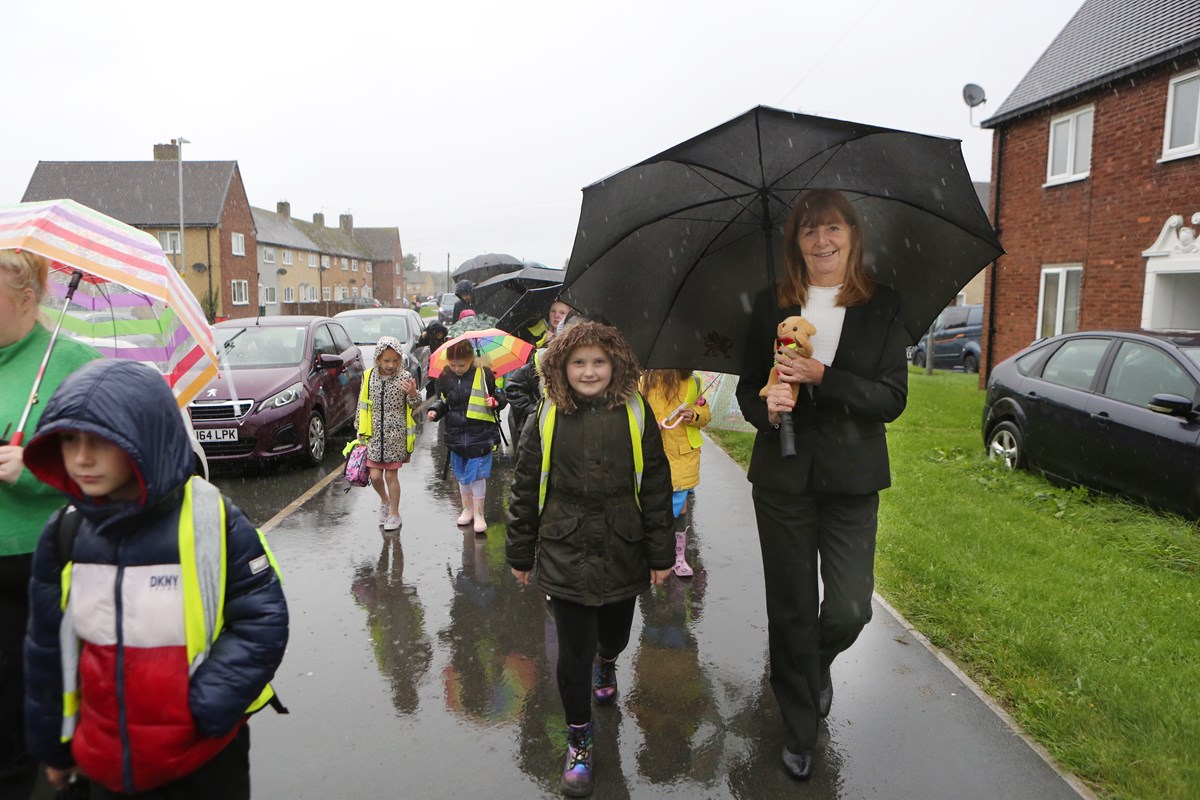 Minister for North Wales, Lesley Griffiths with pupils from Ysgol Sant Elfod Primary School, Abergele