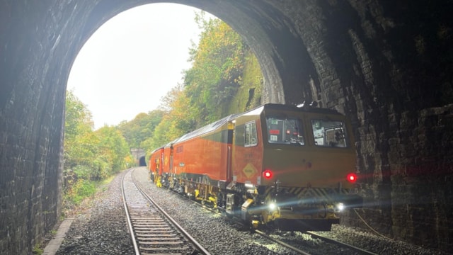 Compacting the top stone between Bath and Bristolh: Compacting the top stone between Bath and Bristolh