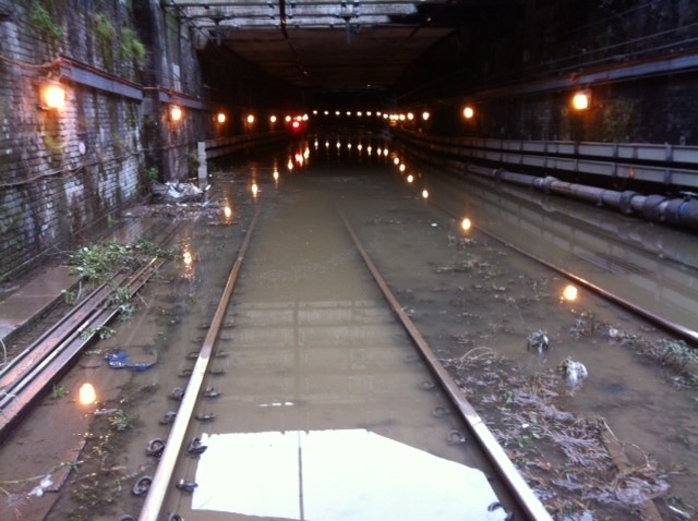 Burst water-main floods Thameslink tunnels: Burst water-main floods Thameslink tunnels