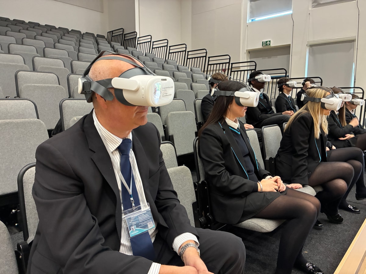 24-09-26 Transport Minister using VR Headsets with Sixth Formers at Tonyrefail Community School 2