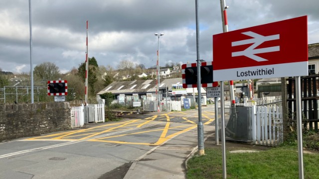 Lostwithiel link to be restored with first footbridge in 50 years: Lostwithiel level crossing-2