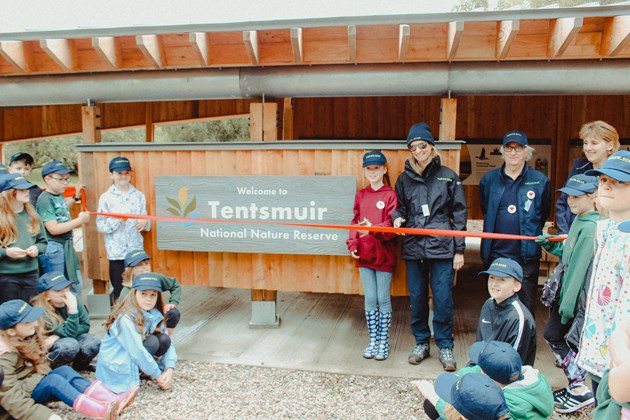 Tentsmuir Pavilion opening with SNH CEO Francesca Osowska, Tom Cunningham and Newport Primary pupils - credit SNH-2