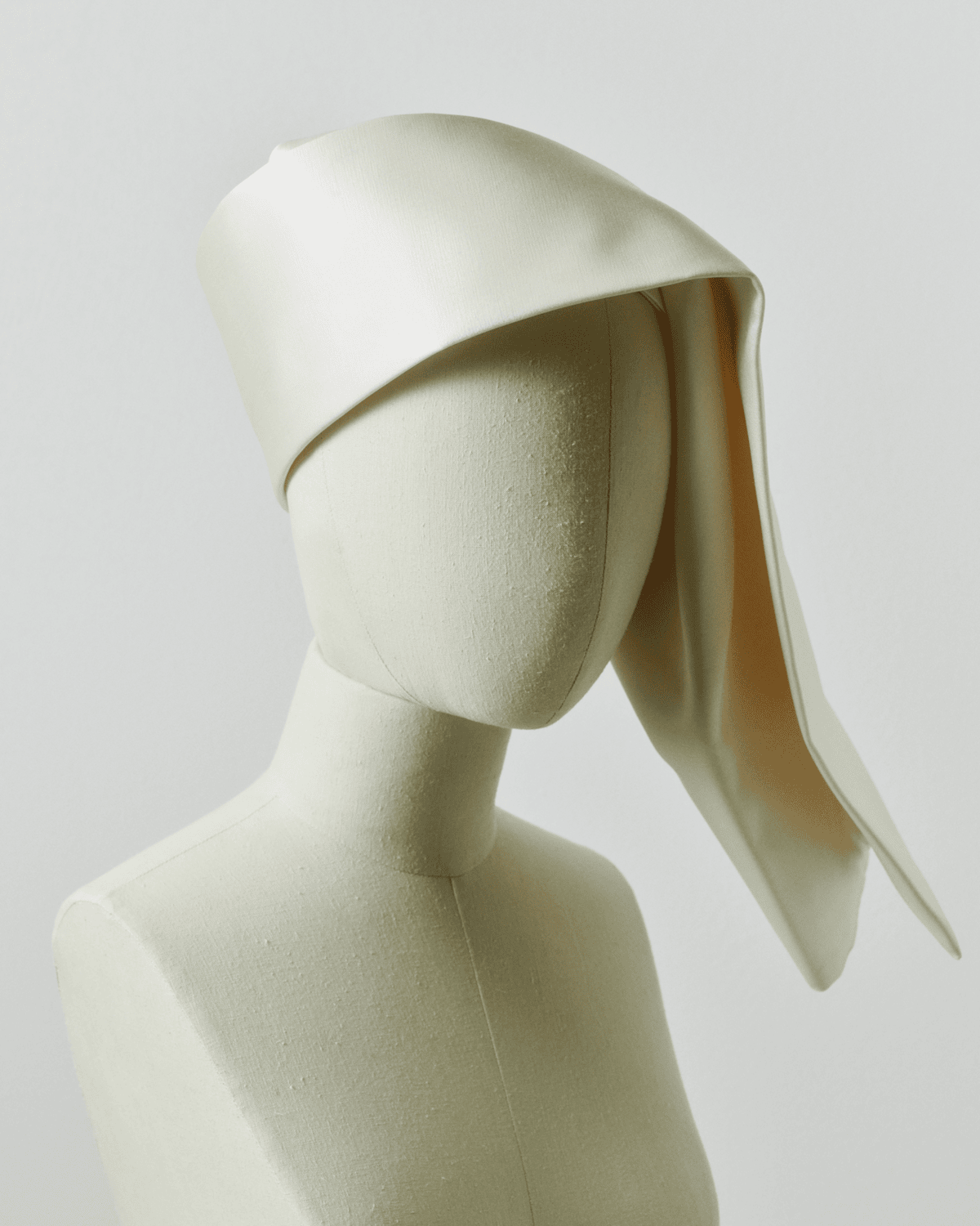 Llun o gornet wen ar fodel.

Delwedd gan JW Anderson.